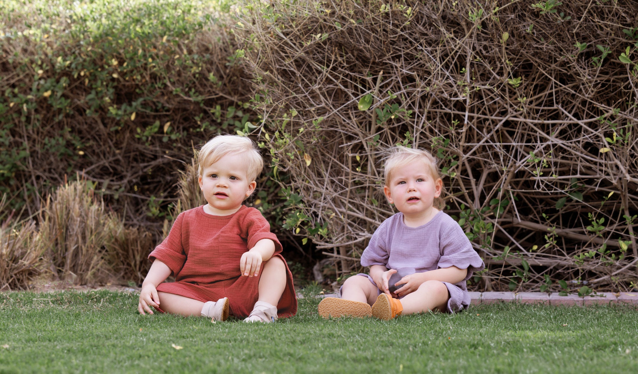 mace and co kids dubai muslin cotton collection, two styes showing, both the pocket top and shorts, alongside the scallop hem two piece set. Mauve and rustic brown colour shown, sets for both boys and girls, perfect for playtime, parties and casual wear